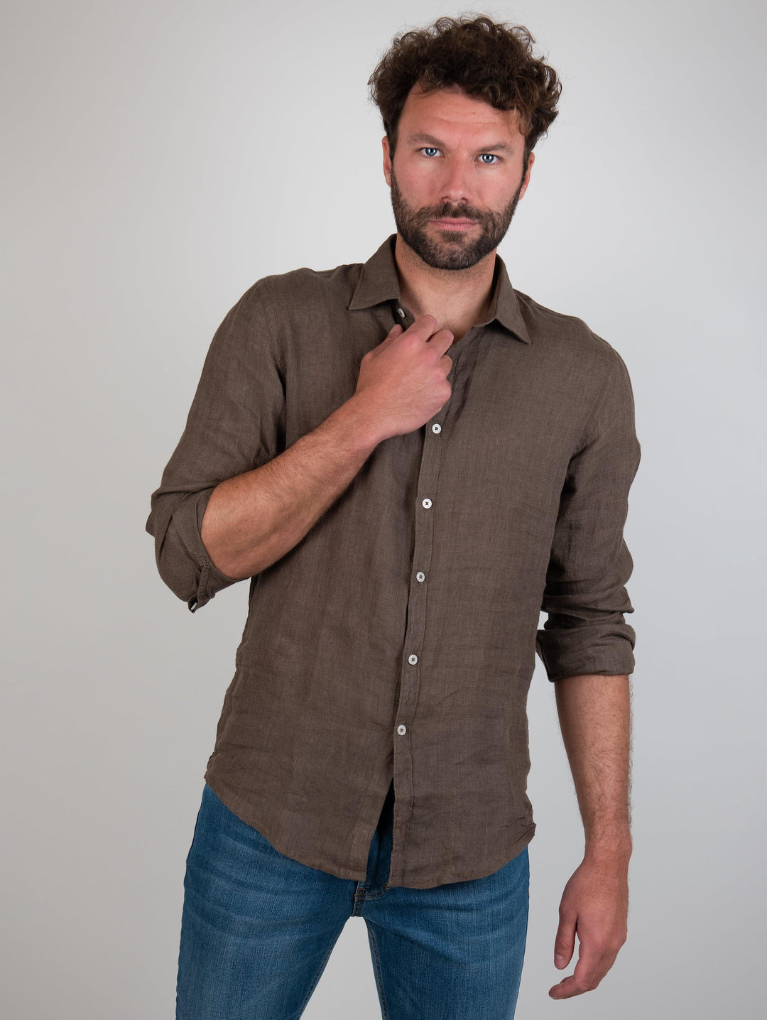 Camicia in lino marrone delavè tinto in capo
