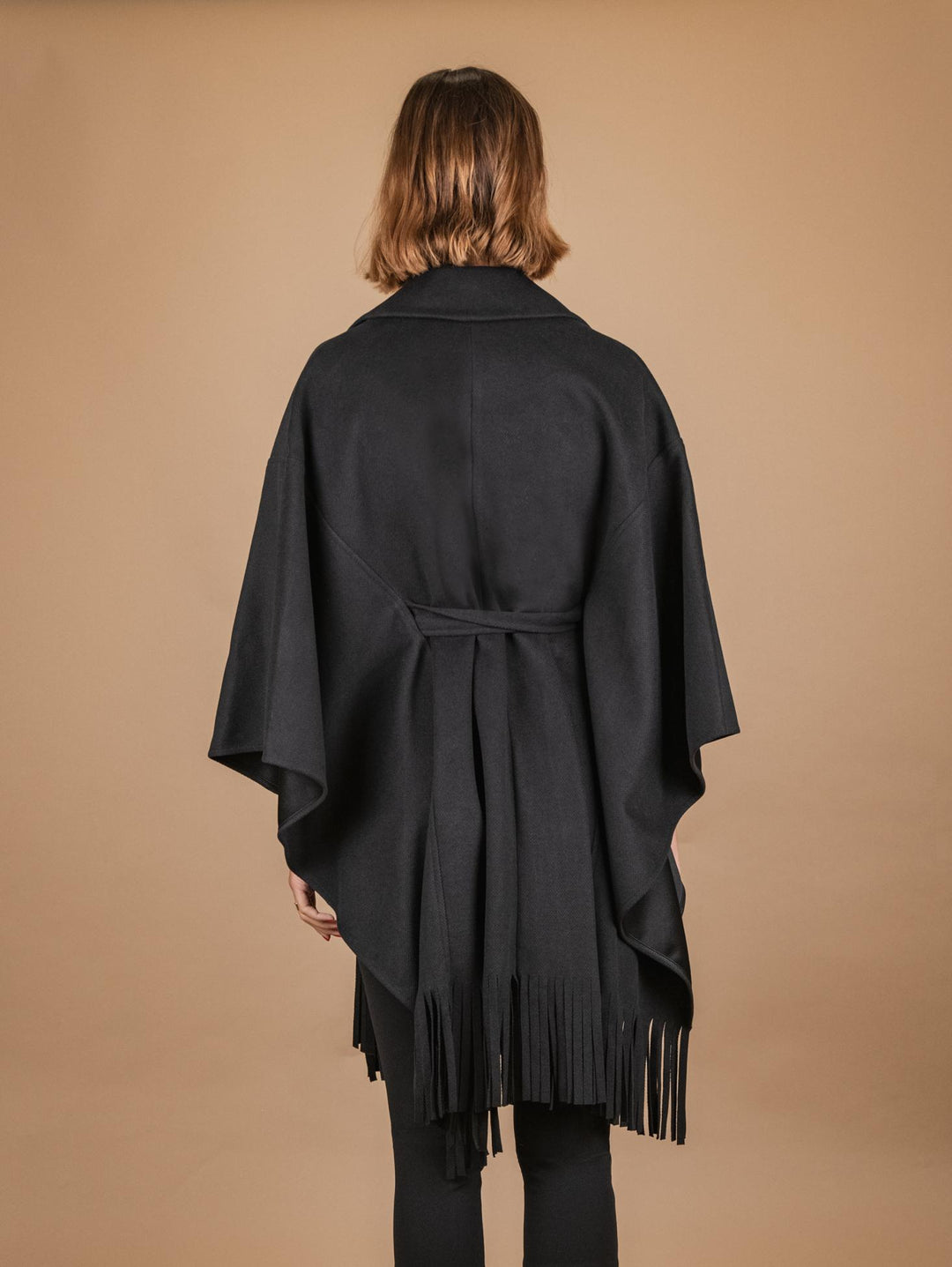 Cappotto mantella con frange nero