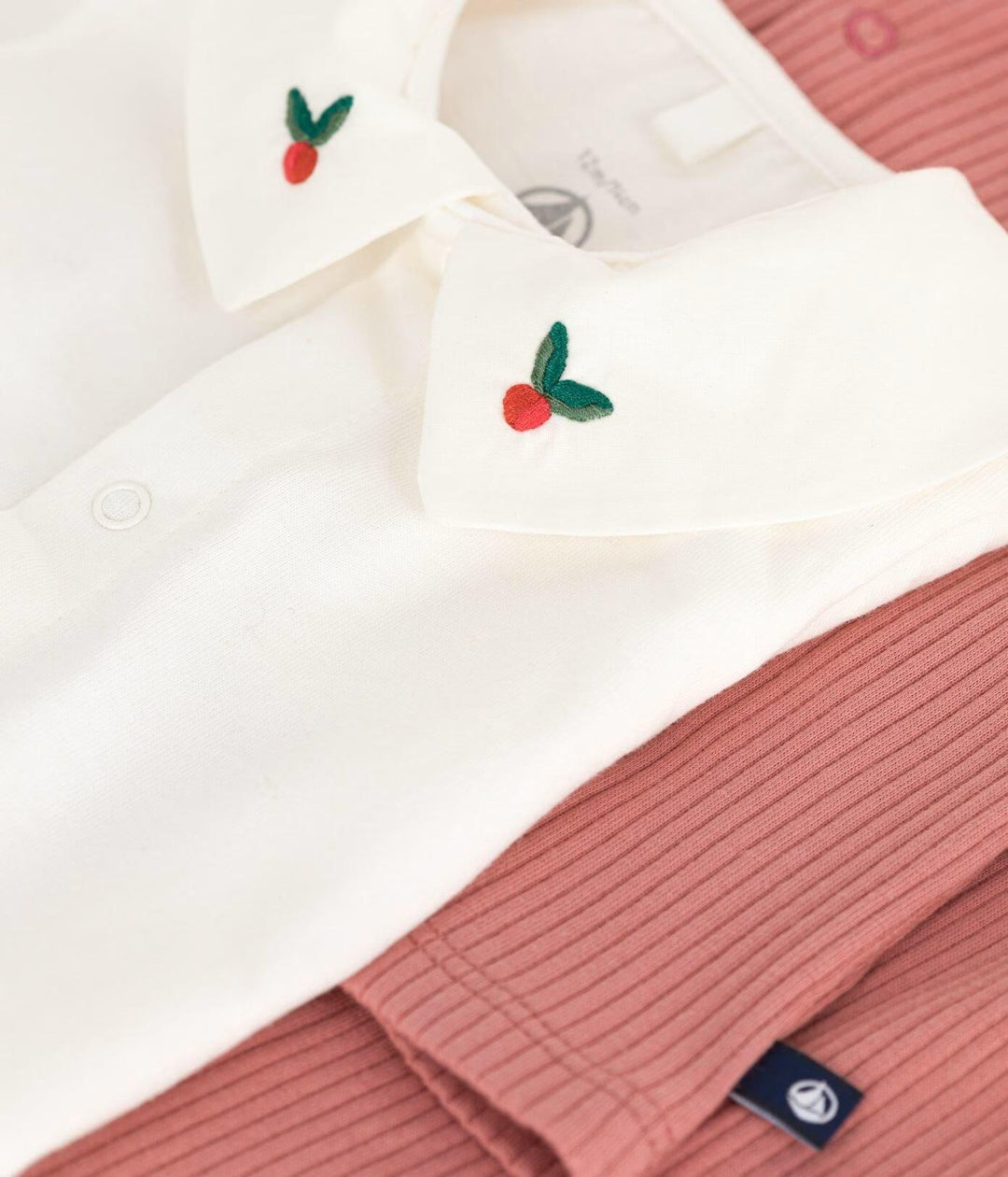 Completo bebè tre pezzi a costine e T-shirt con scollo ricamato.