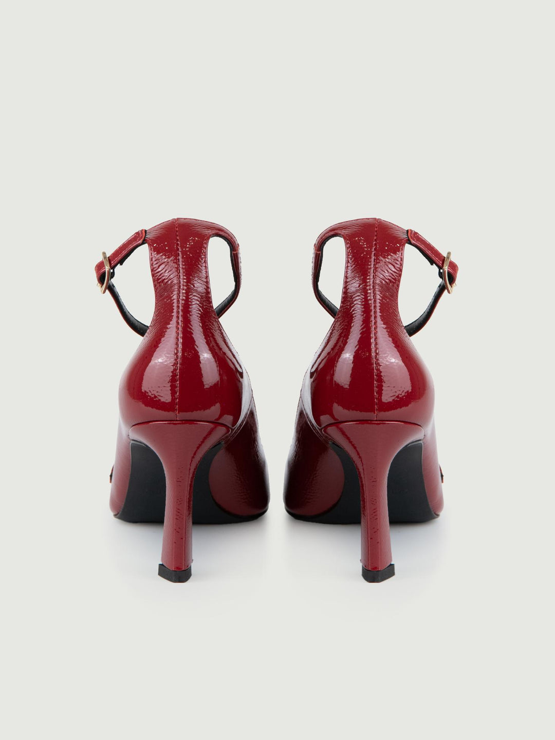 DÉCOLLETÉ CON CINTURINO IN VERNICE ROSSA.