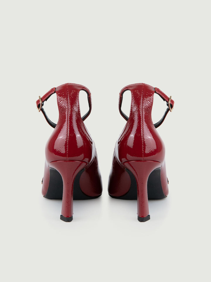 DÉCOLLETÉ CON CINTURINO IN VERNICE ROSSA.