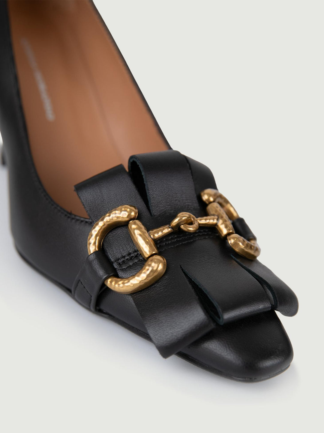 DÉCOLLETÉ IN PELLE NERA CON MORSETTO.