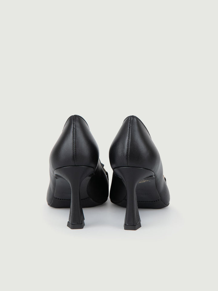 DÉCOLLETÉ IN PELLE NERA CON MORSETTO.