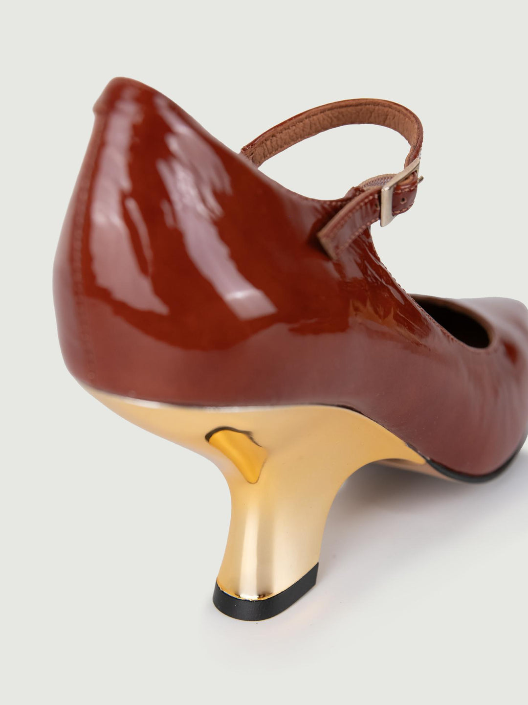 DÉCOLLETÉ IN VERNICE MATTONE CON TACCO ORO
