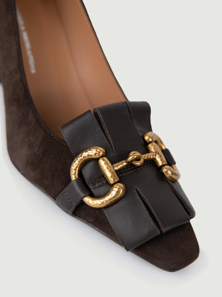 DÉCOLLETÉ SCAMOSCIATA MARRONE CON MORSETTO.