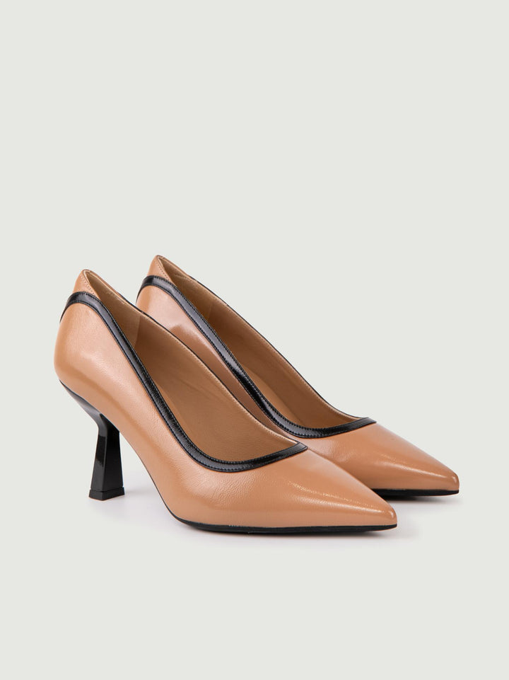Décolleté in vernice cammello con profilo nero