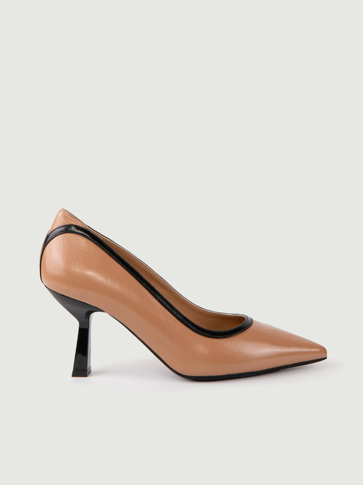 Décolleté in vernice cammello con profilo nero