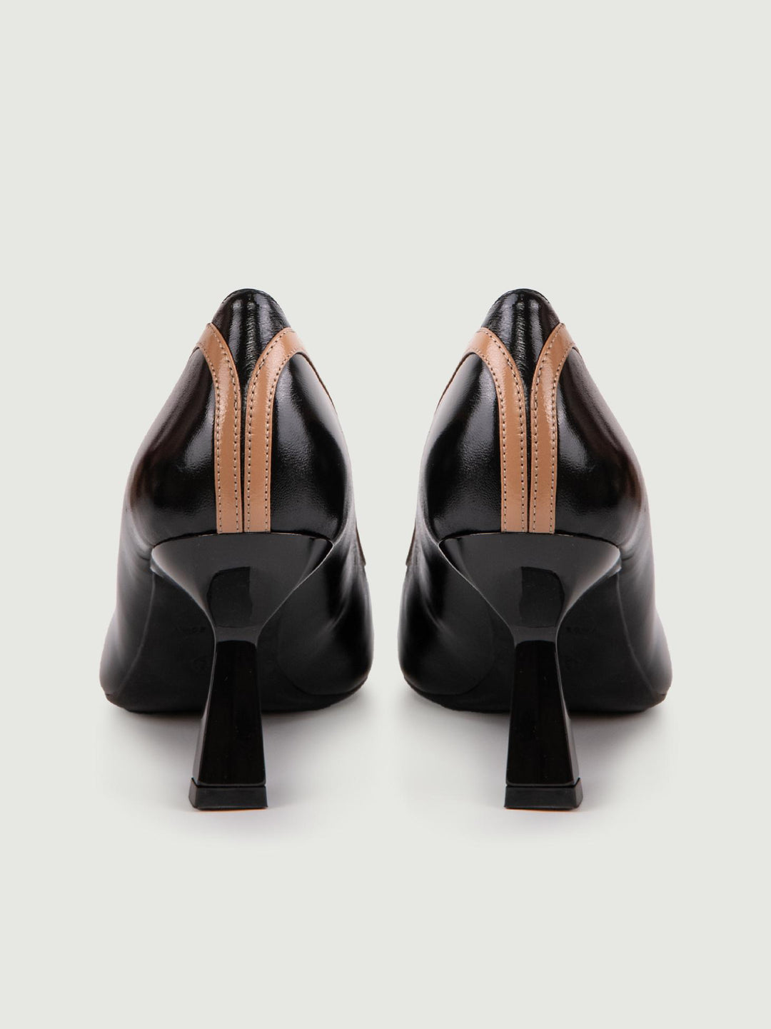 Décolleté in vernice nera con profilo cammello