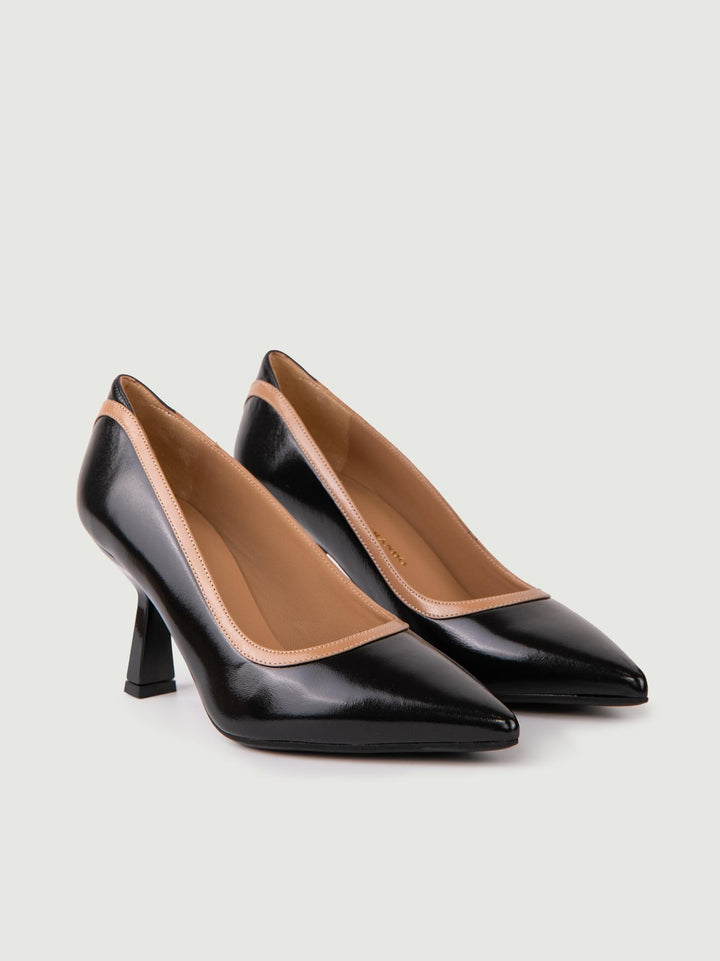 Décolleté in vernice nera con profilo cammello