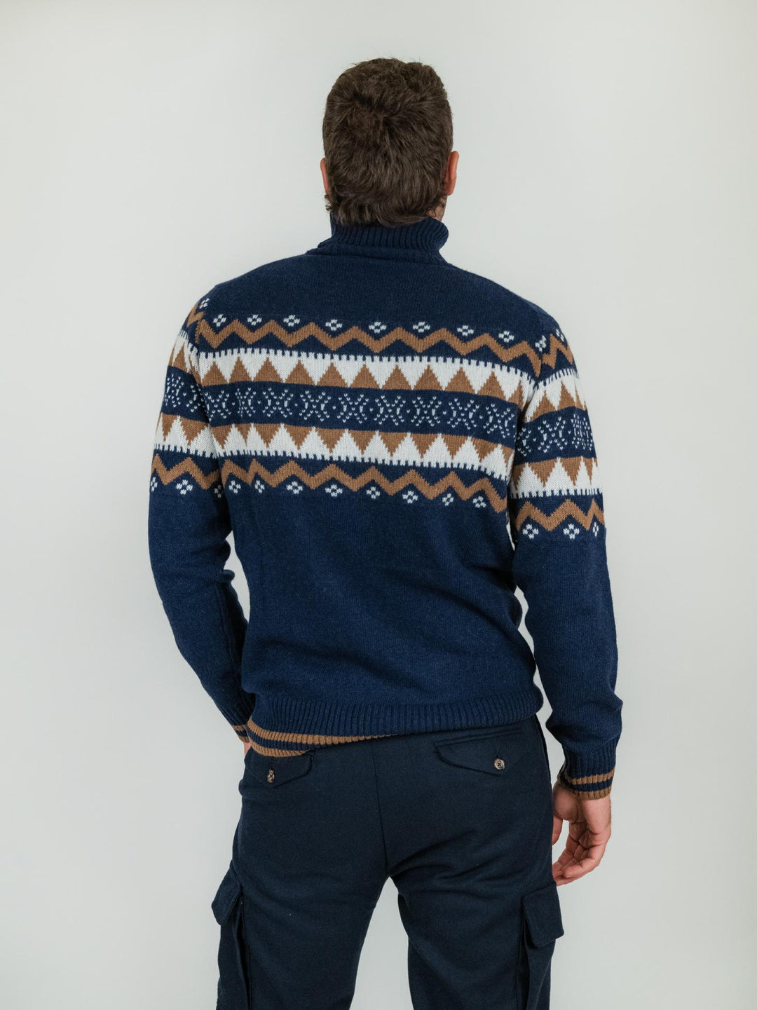 Dolcevita blu con fantasia geometrica