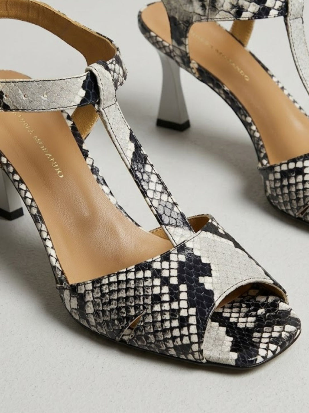 Sandalo T-Bar in pelle pitonata bianco grigio R1102 BEIGE ANDREA MORANDO 