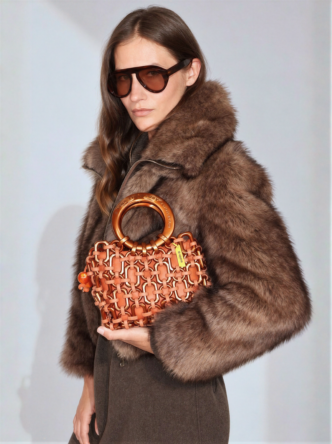 Borsa a mano in resina arancione metallizzata con catena e manico ad anello