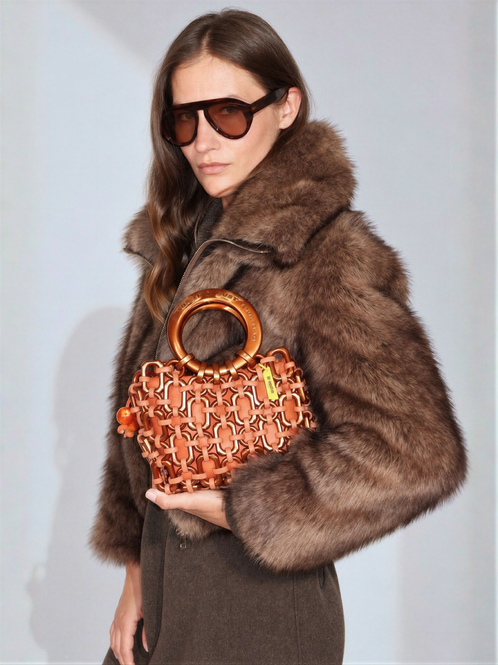 Borsa a mano in resina arancione metallizzata con catena e manico ad anello
