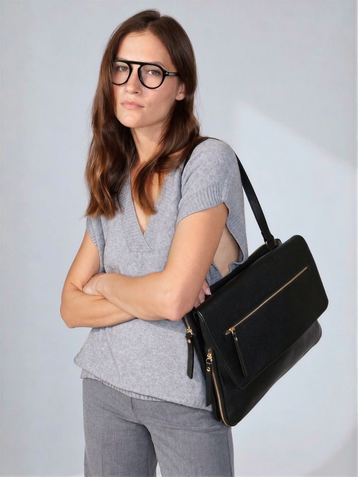 Borsa a spalla in pelle martellata nera con tracolla e chiusura a patta con zip