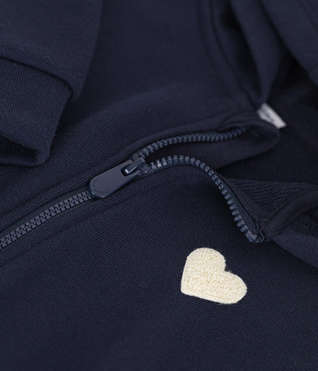 Felpa blu con zip e cappuccio stemma cuore