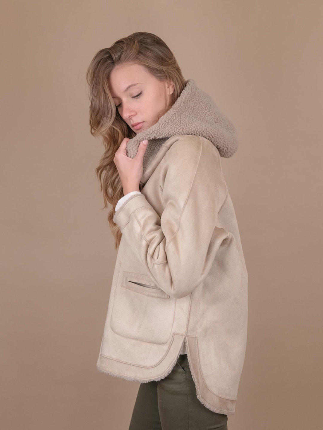 GIACCA CON CAPPUCCIO REVERSIBILE IN ECO-MONTONE BEIGE