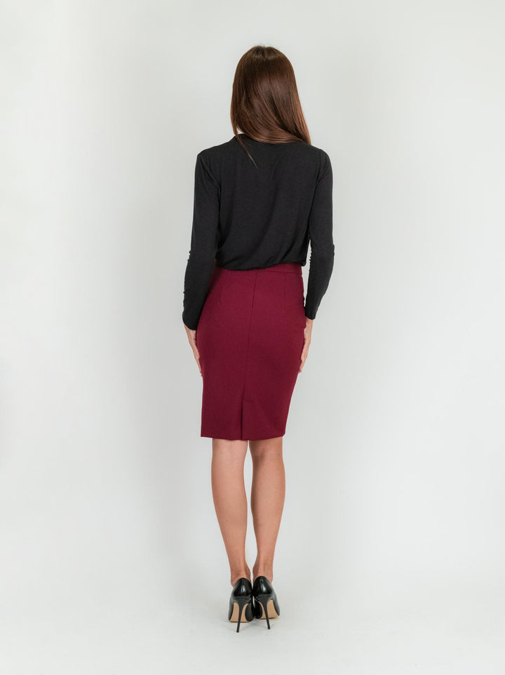 Gonna a tubino color bordeaux con fibbia in resina