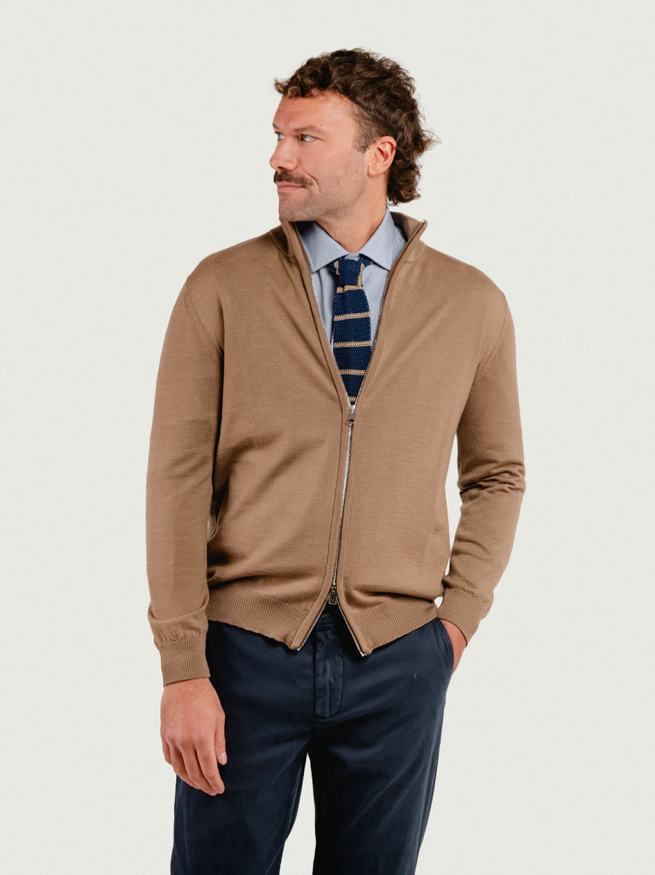 MAGLIA A LUPETTO CON ZIP IN LANA MERINO CAMMELLO LUPETTO ZIP 76592 ANDREA MORANDO 