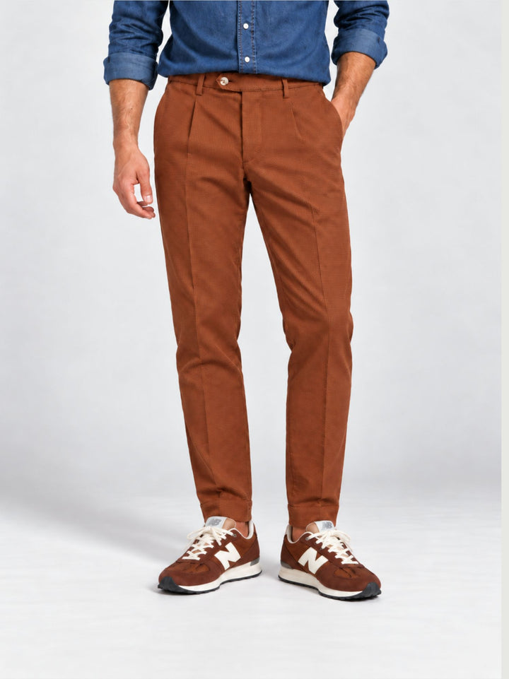 Pantalone con pinces in cotone testurizzato ruggine POUL KAZAN 18 ANDREA MORANDO 