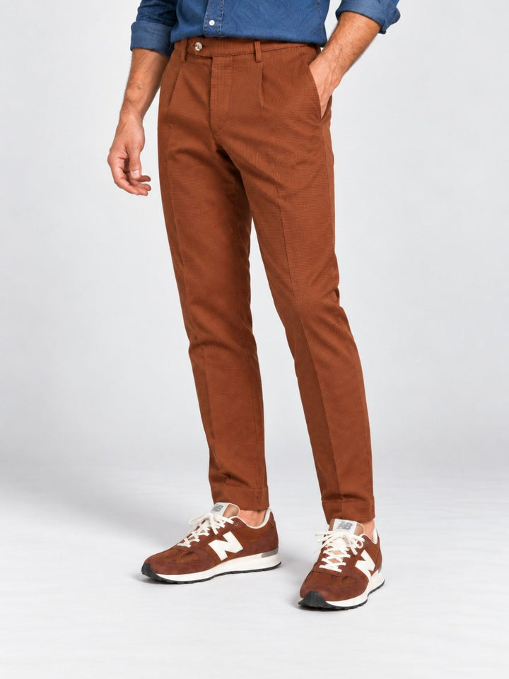 Pantalone con pinces in cotone testurizzato ruggine POUL KAZAN 18 ANDREA MORANDO 