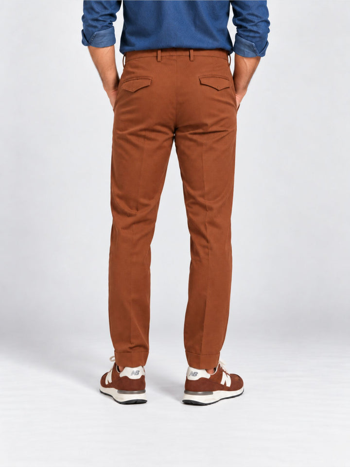 Pantalone con pinces in cotone testurizzato ruggine POUL KAZAN 18 ANDREA MORANDO 