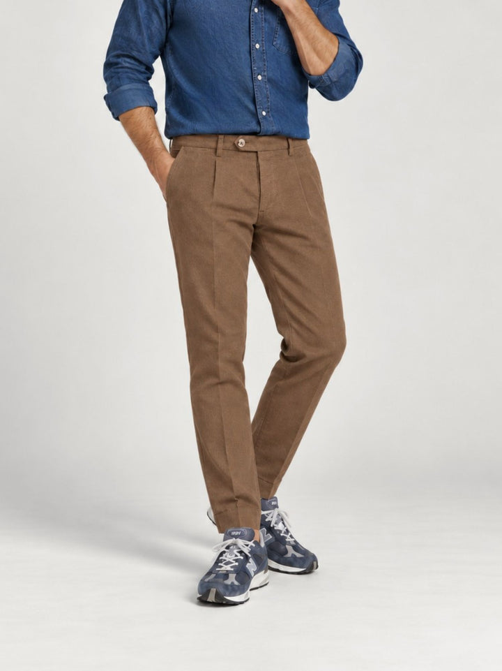 Pantalone con pinces in cotone testurizzato pecan POUL KAZAN 25 ANDREA MORANDO 