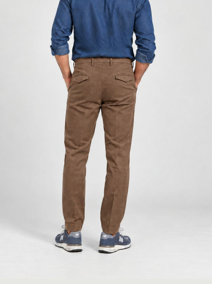 Pantalone con pinces in cotone testurizzato pecan POUL KAZAN 25 ANDREA MORANDO 