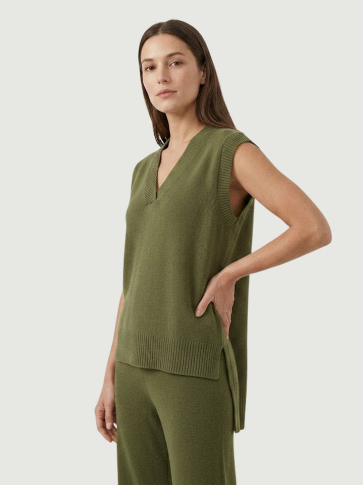Gilet con scollo a V in maglia oliva 0370219 0192 ANDREA MORANDO 
