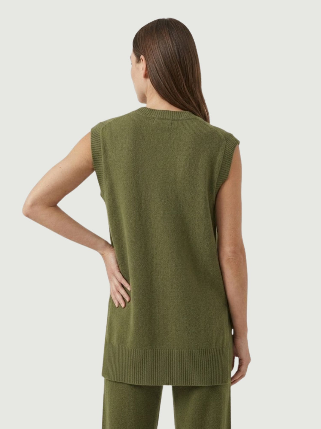 Gilet con scollo a V in maglia oliva 0370219 0192 ANDREA MORANDO 