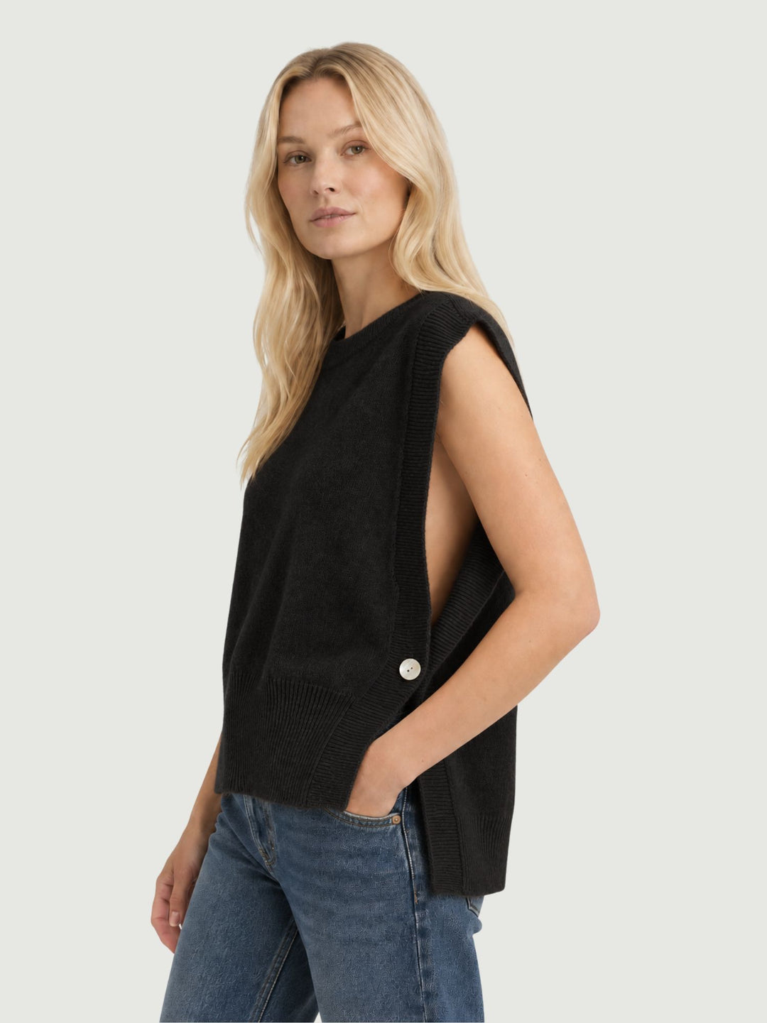 Gilet Bea aperto sui fianchi in maglia licorice 057015 0010 BIMOR 