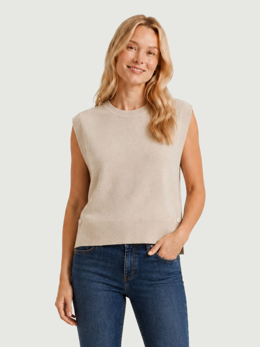 Gilet in maglia caffellatte aperto sui fianchi 057015 0080 ANDREA MORANDO 