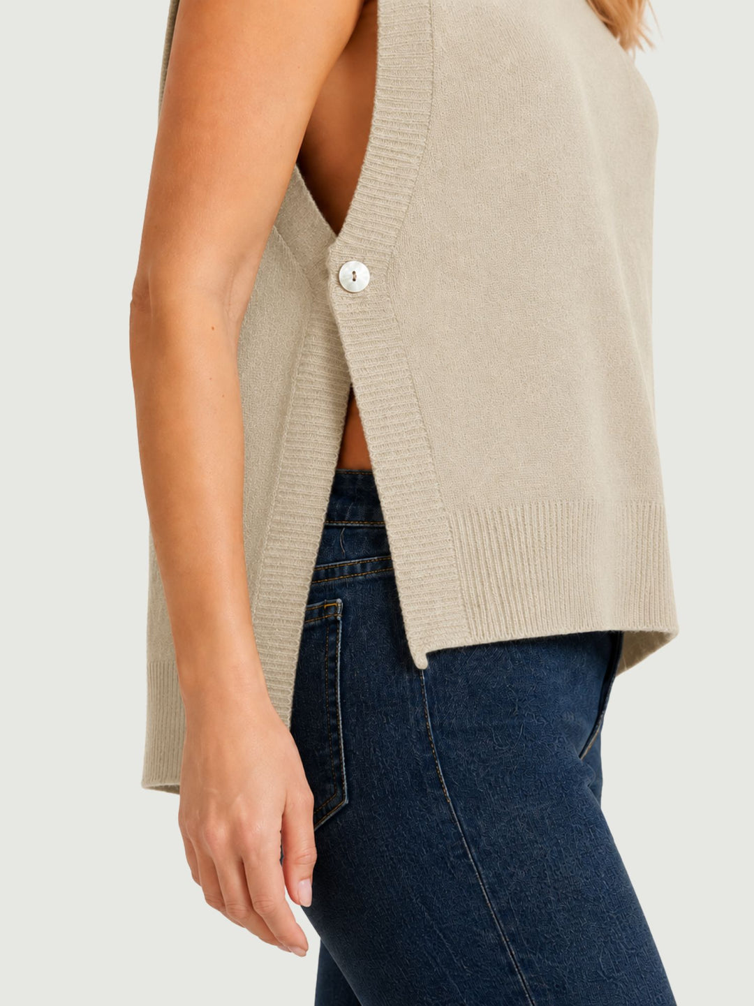 Gilet in maglia caffellatte aperto sui fianchi 057015 0080 ANDREA MORANDO 
