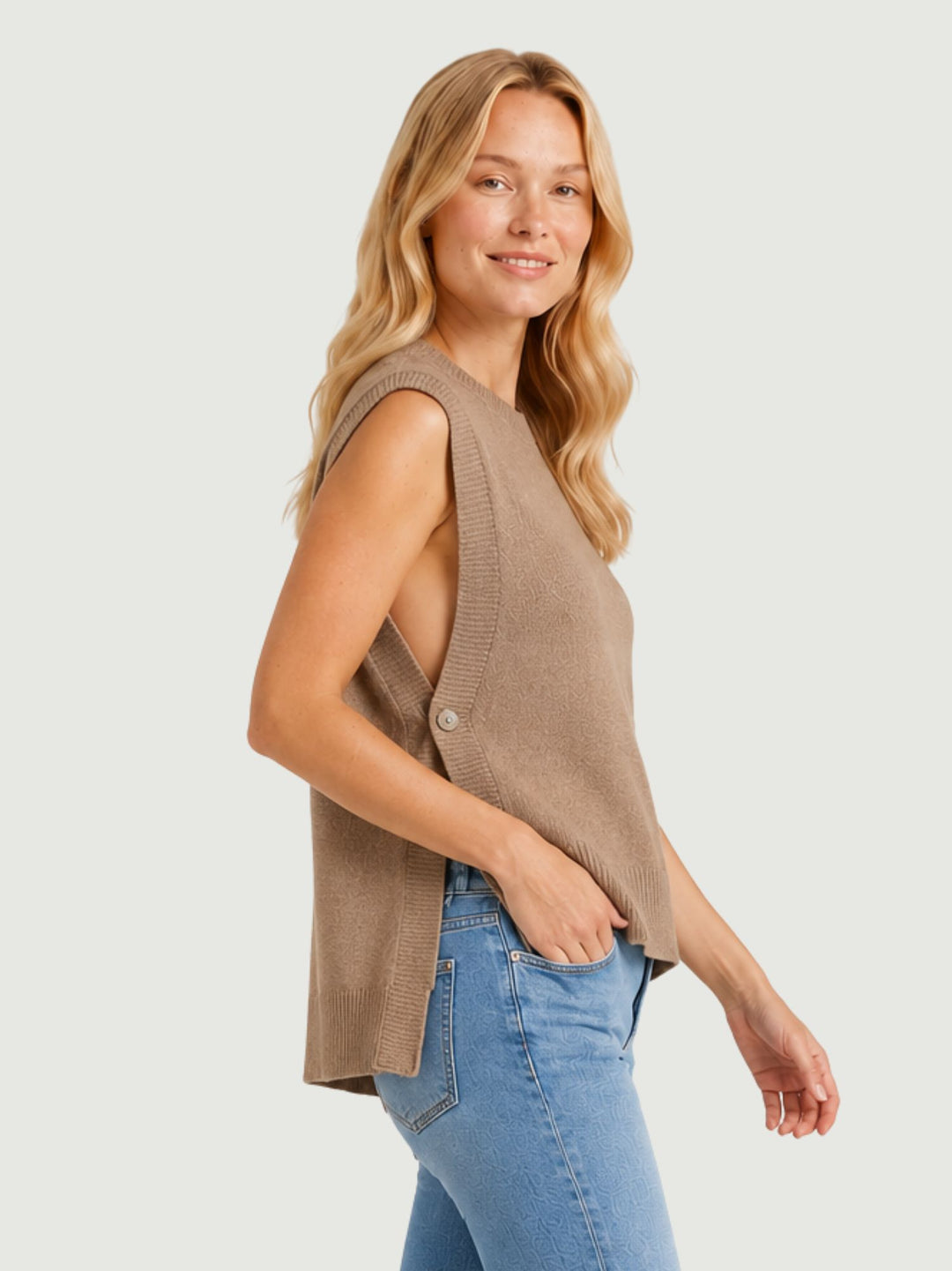Gilet in maglia nocciola aperto sui fianchi 057015 0083 ANDREA MORANDO 