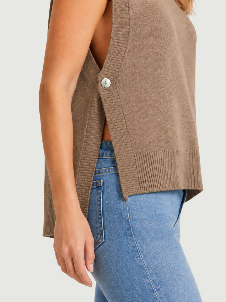 Gilet in maglia nocciola aperto sui fianchi 057015 0083 ANDREA MORANDO 
