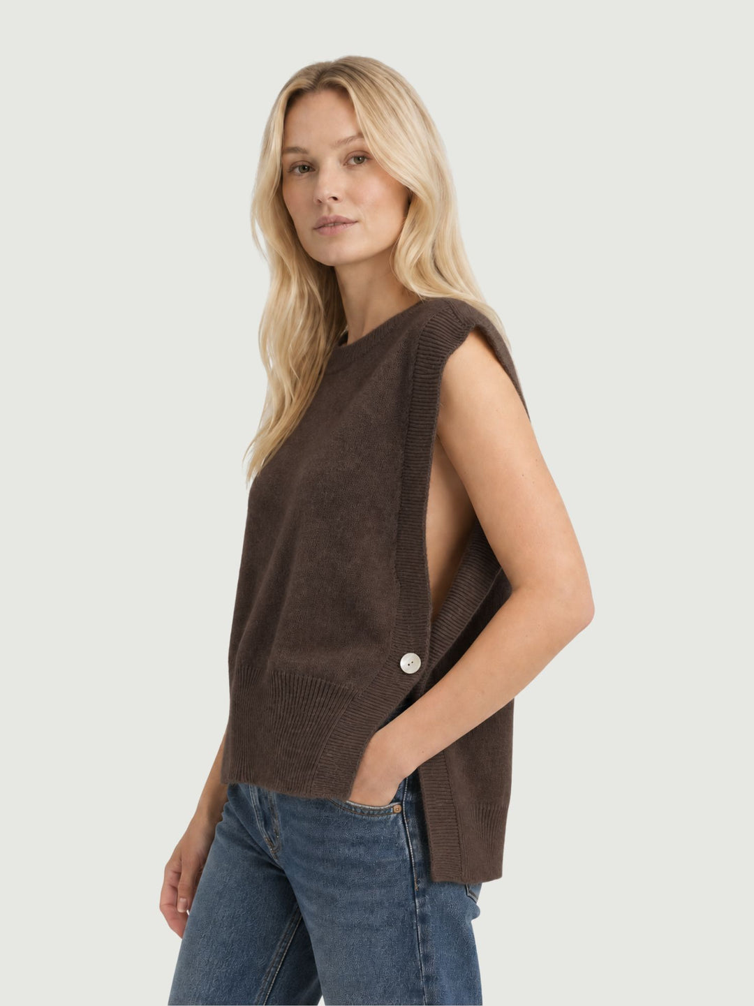 Gilet Bea aperto sui fianchi in maglia cioccolato 057015 0196 BIMOR 