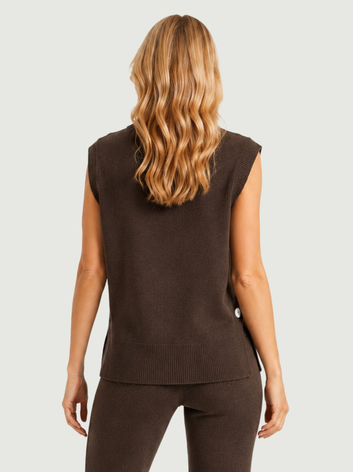 Gilet in maglia cioccolato aperto sui fianchi 057015 0196 ANDREA MORANDO 