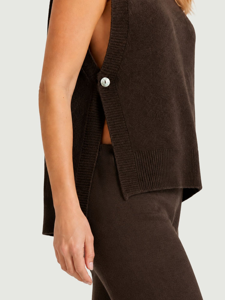 Gilet in maglia cioccolato aperto sui fianchi 057015 0196 ANDREA MORANDO 