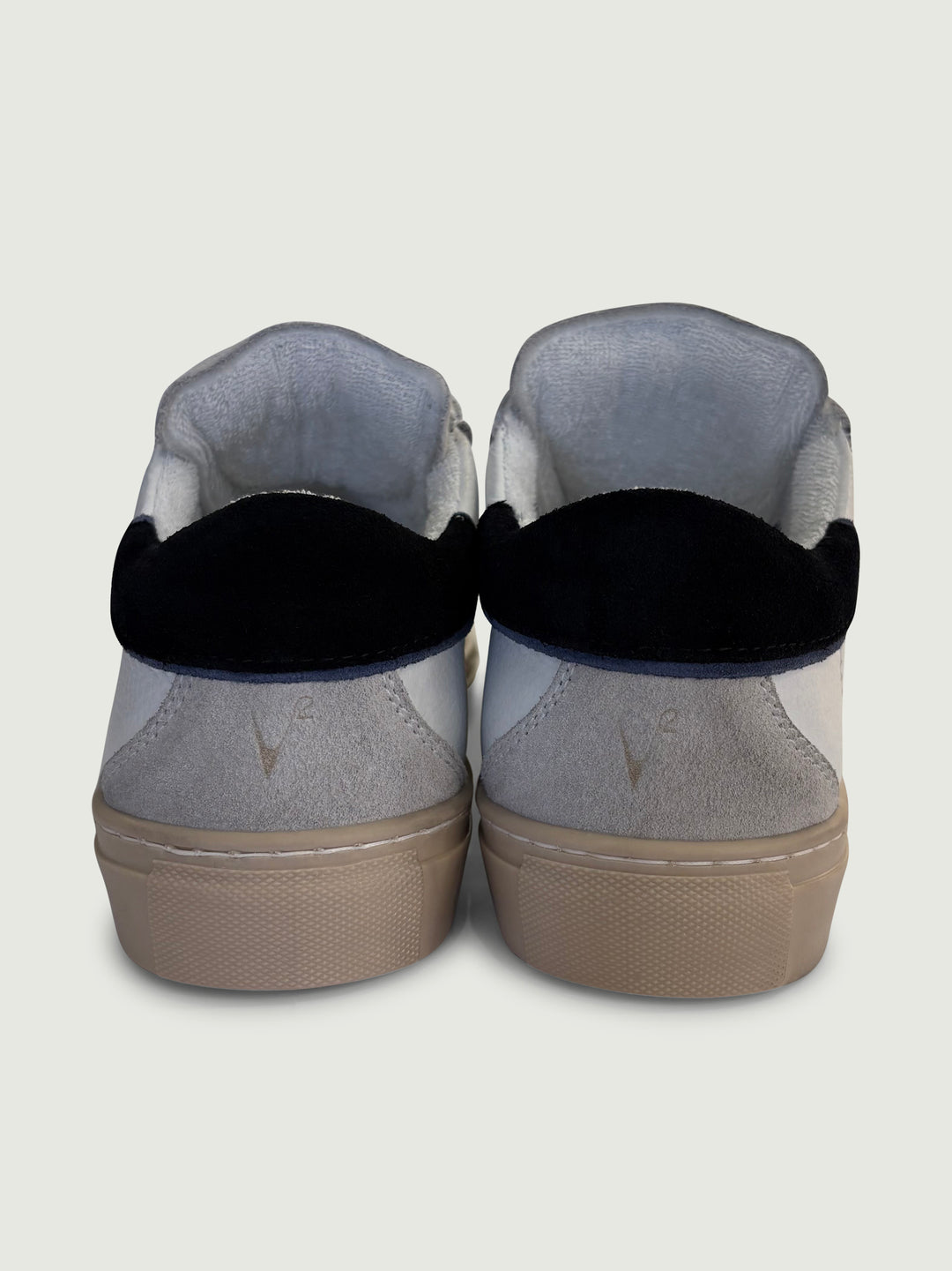 Sneaker Olympic dettagli neri SNKBIBOTVV NE V2 