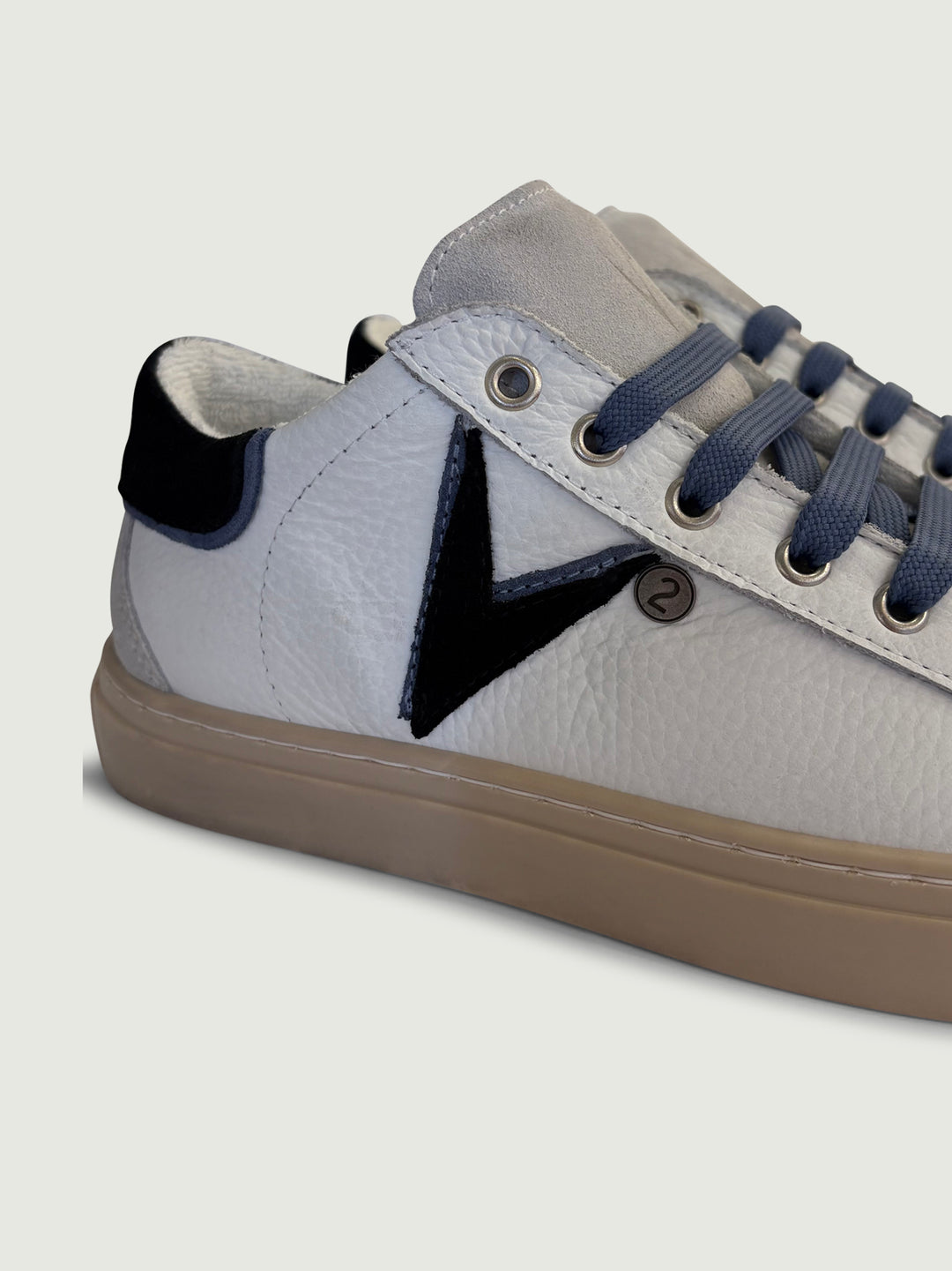 Sneaker Olympic dettagli neri SNKBIBOTVV NE V2 