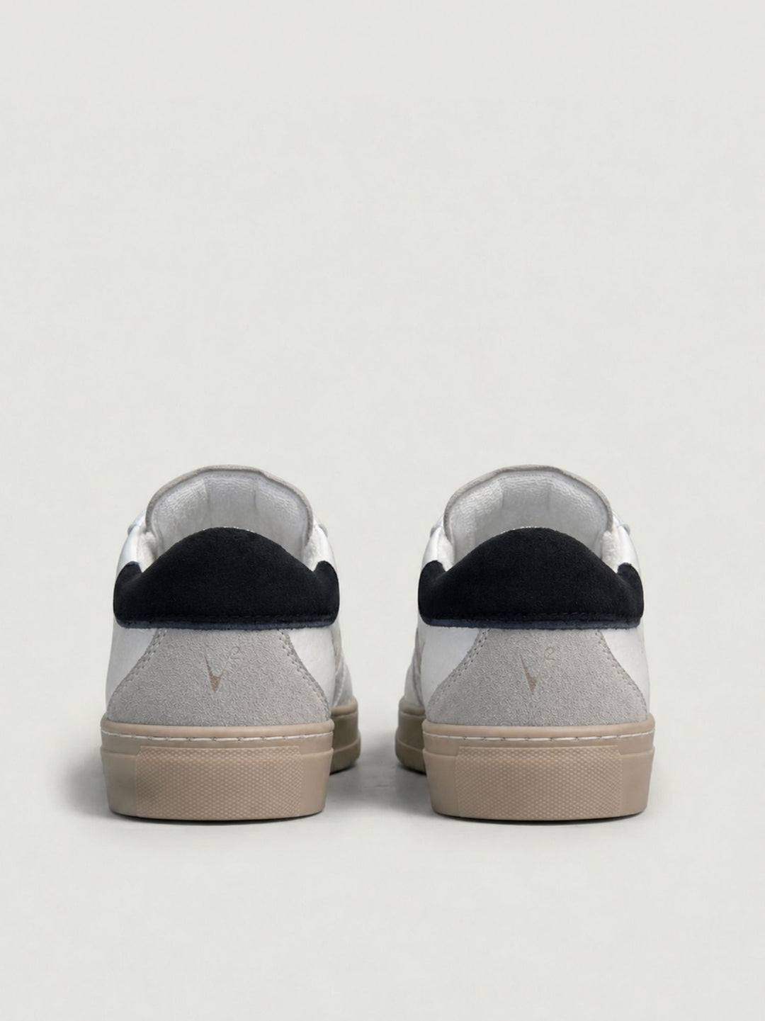 Sneaker Olympic dettagli neri SNKBIBOTVV NE V2 