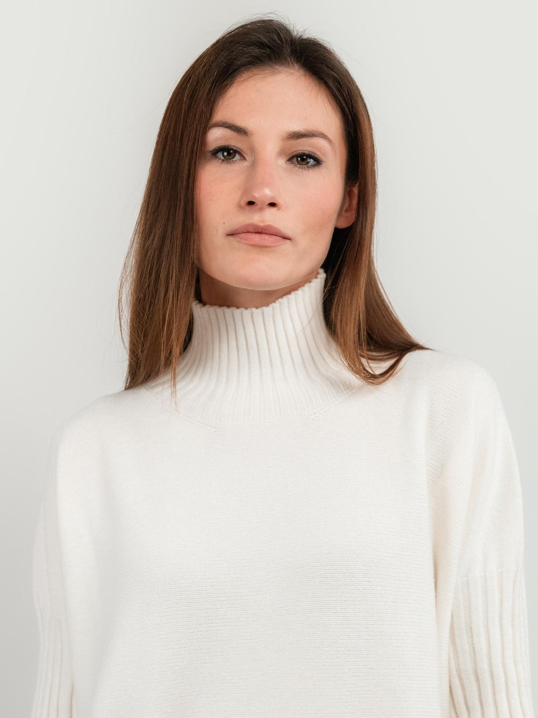 MAGLIA A COLLO ALTO BIANCA CON MANICHE A 3/4