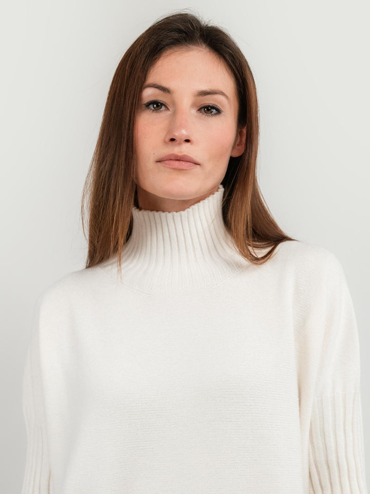 MAGLIA A COLLO ALTO BIANCA CON MANICHE A 3/4