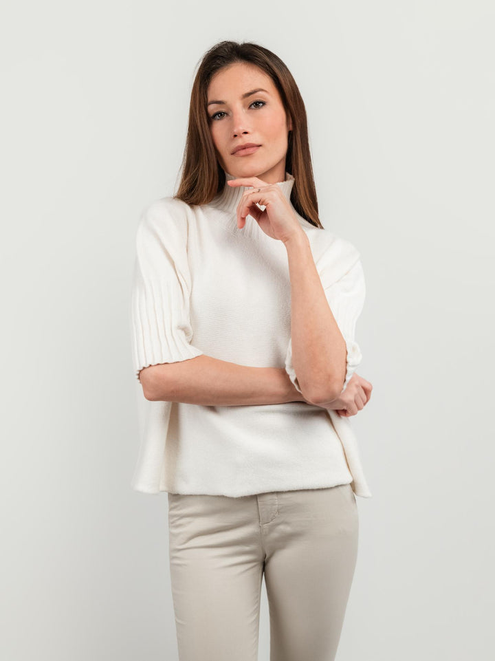 MAGLIA A COLLO ALTO BIANCA CON MANICHE A 3/4