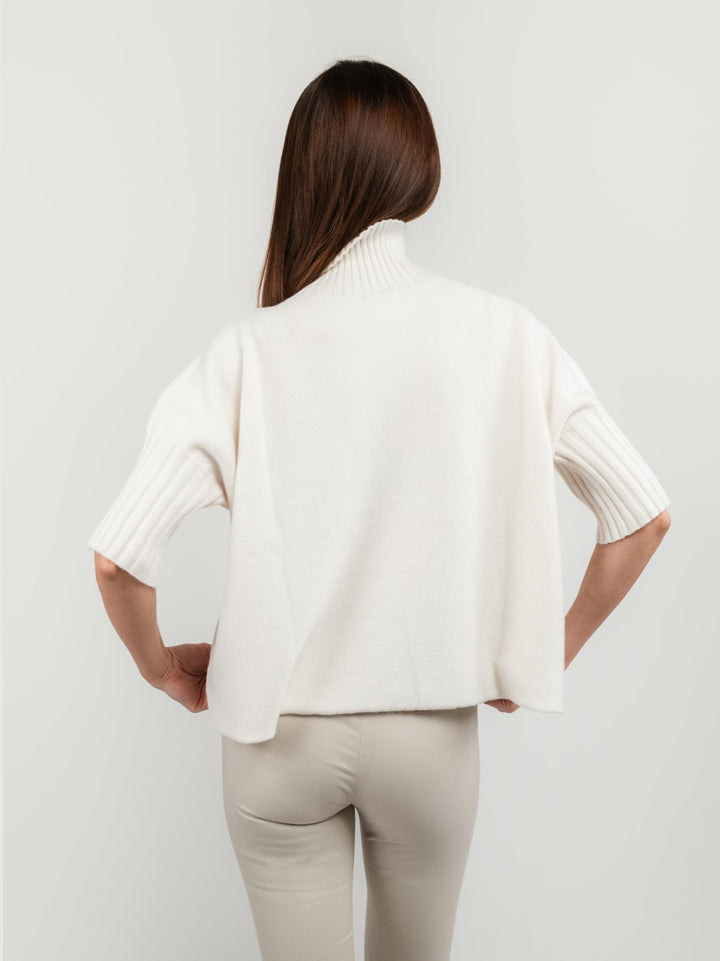 MAGLIA A COLLO ALTO BIANCA CON MANICHE A 3/4