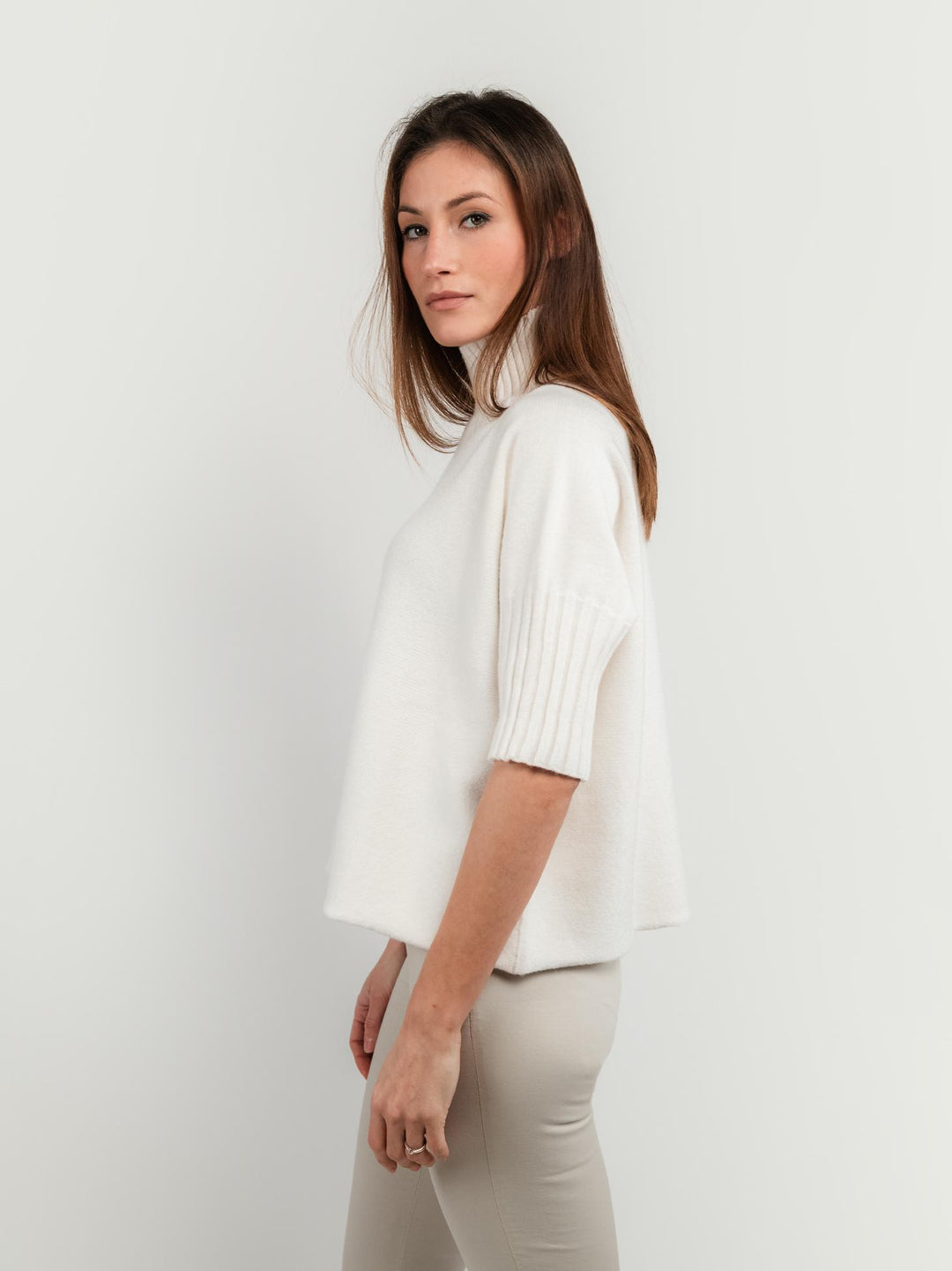 MAGLIA A COLLO ALTO BIANCA CON MANICHE A 3/4