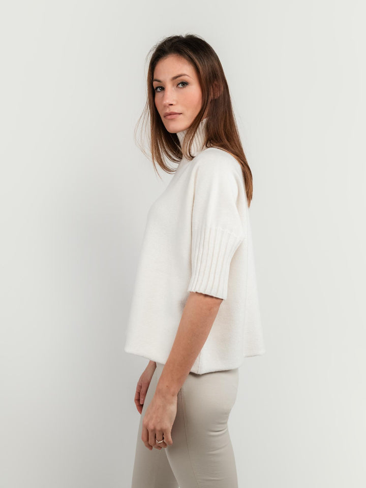 MAGLIA A COLLO ALTO BIANCA CON MANICHE A 3/4