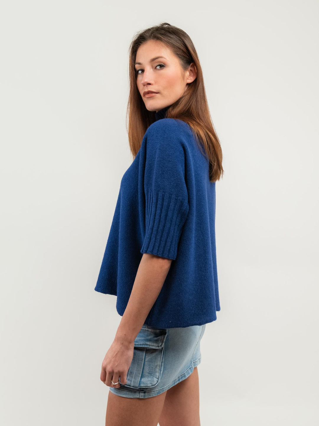 MAGLIA A COLLO ALTO BLU CON MANICHE A 3/4
