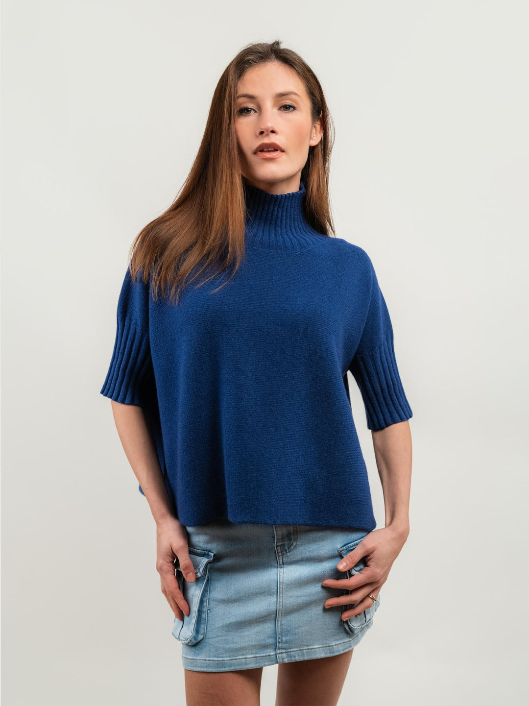MAGLIA A COLLO ALTO BLU CON MANICHE A 3/4
