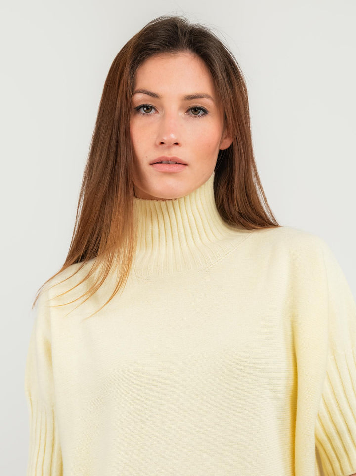 MAGLIA A COLLO ALTO GIALLA CON MANICHE A 3/4