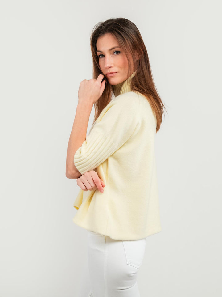 MAGLIA A COLLO ALTO GIALLA CON MANICHE A 3/4